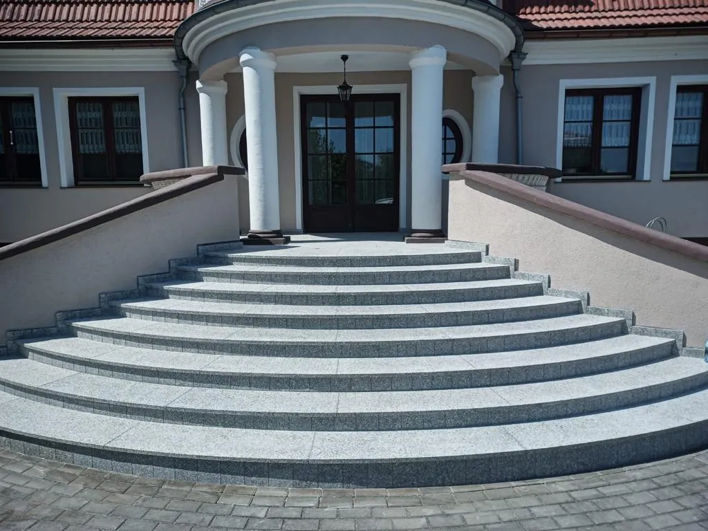 Półokrągłe schody granitowe przed wejściem do rezydencji z kolumnami — wykonawstwo KASIPO