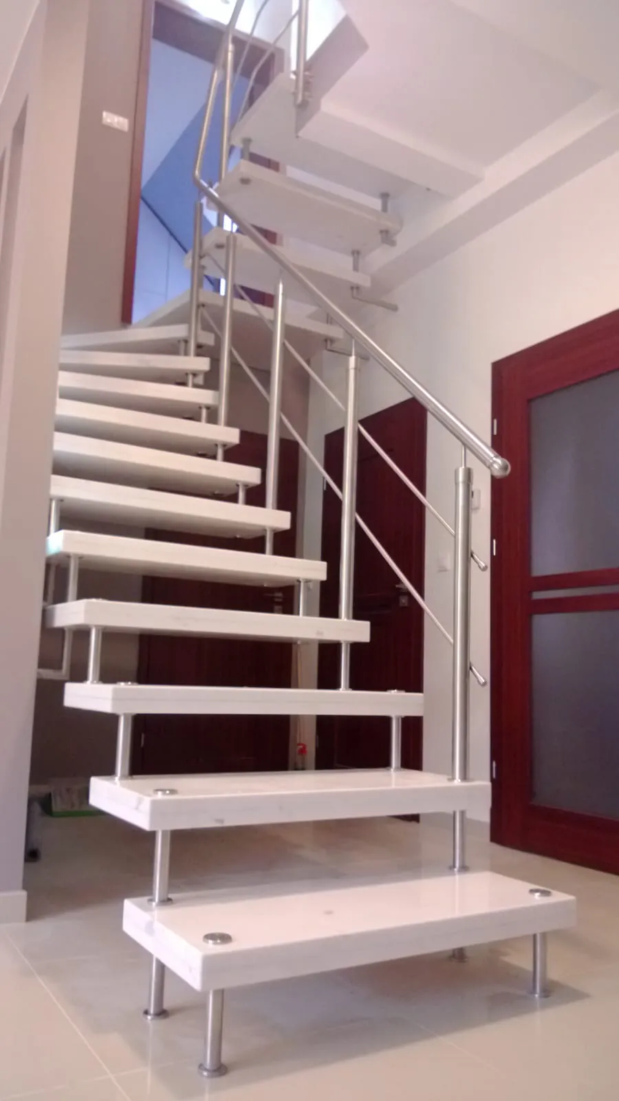 Wewnętrzne schody dywanowe z białego marmuru z balustradą ze stali nierdzewnej